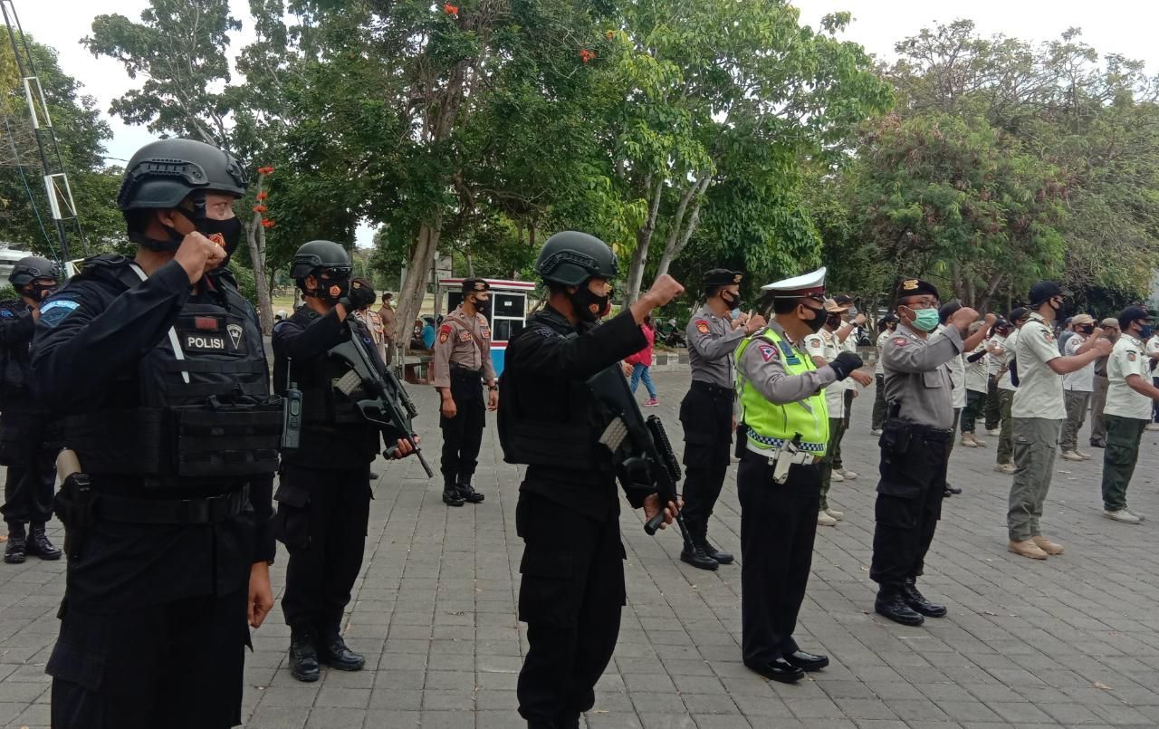 podiumnews.com-Displinkan Prokes, Petugas Unit Gabungan Gelar Razia di Kawasan Renon